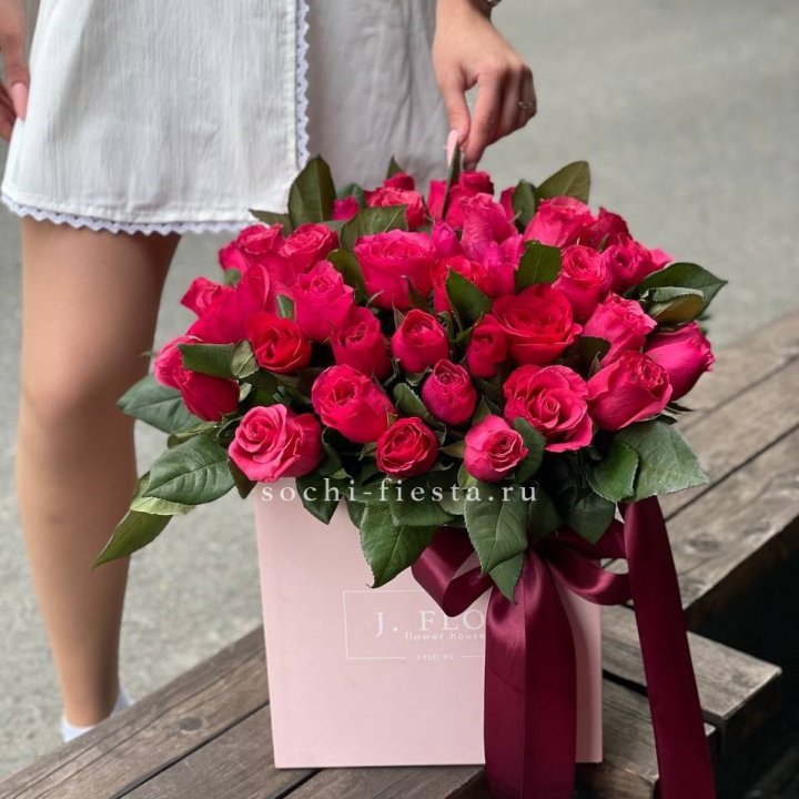 55 алых роз в кубе в Красной Поляне