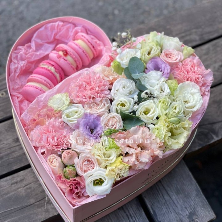 Бокс-сердце с макарон "Pink" в Красной Поляне