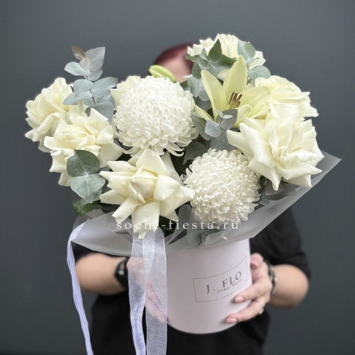 Цветы в шляпной коробке  в Красной Поляне