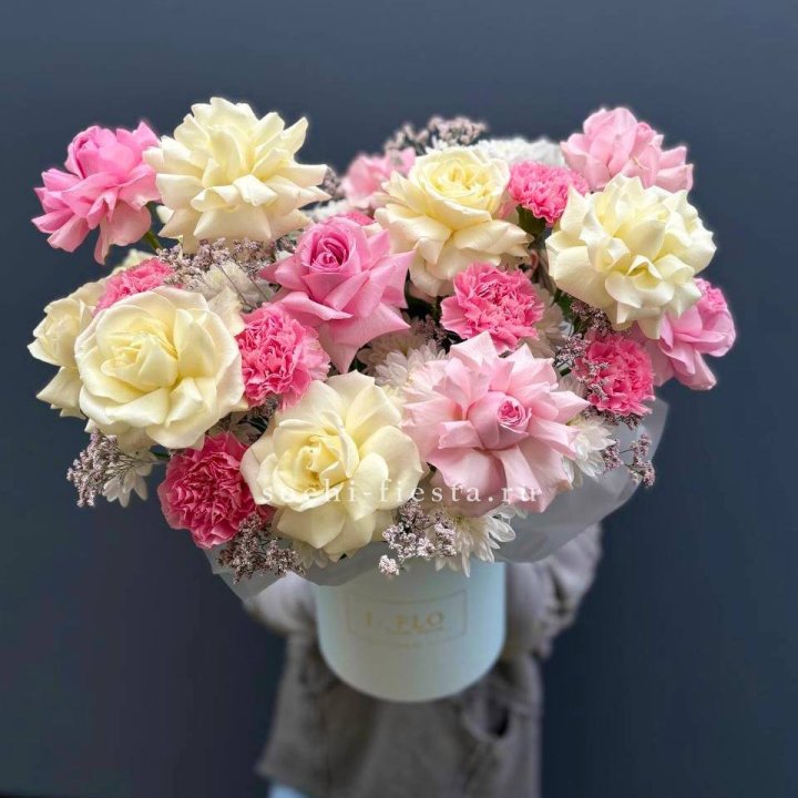 Коробка французских роз и диантусов "Boni" в Красной Поляне