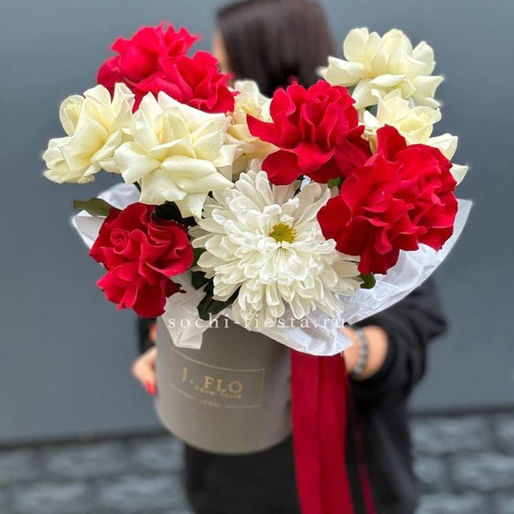 Французские розы с хризантемой в боксе в Красной Поляне