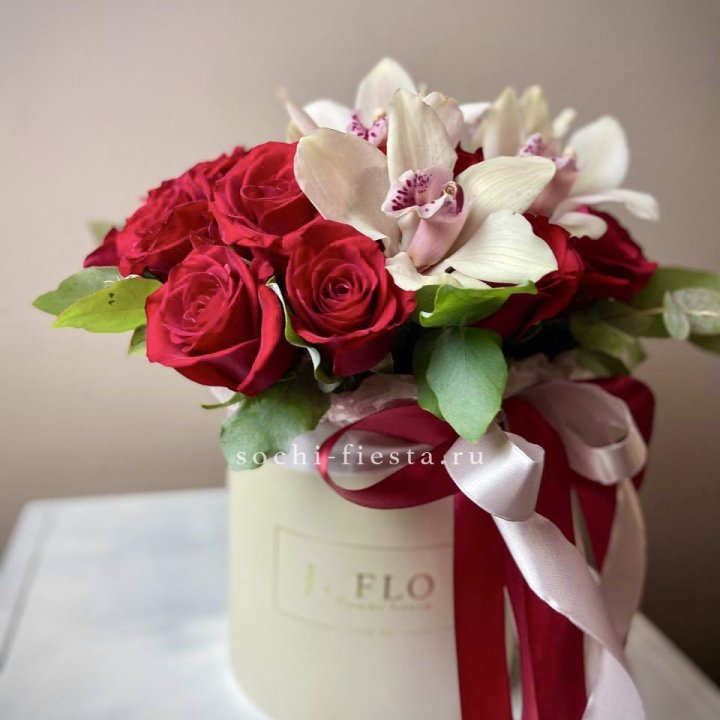 Розы и орхидеи в боксе в Красной Поляне