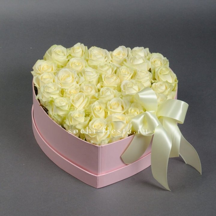 35 белых роз в коробке Сердце в Красной Поляне