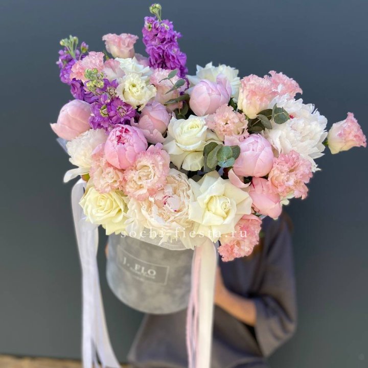 Дизайнерский цилиндр с пионами "Ривьера" в Красной Поляне