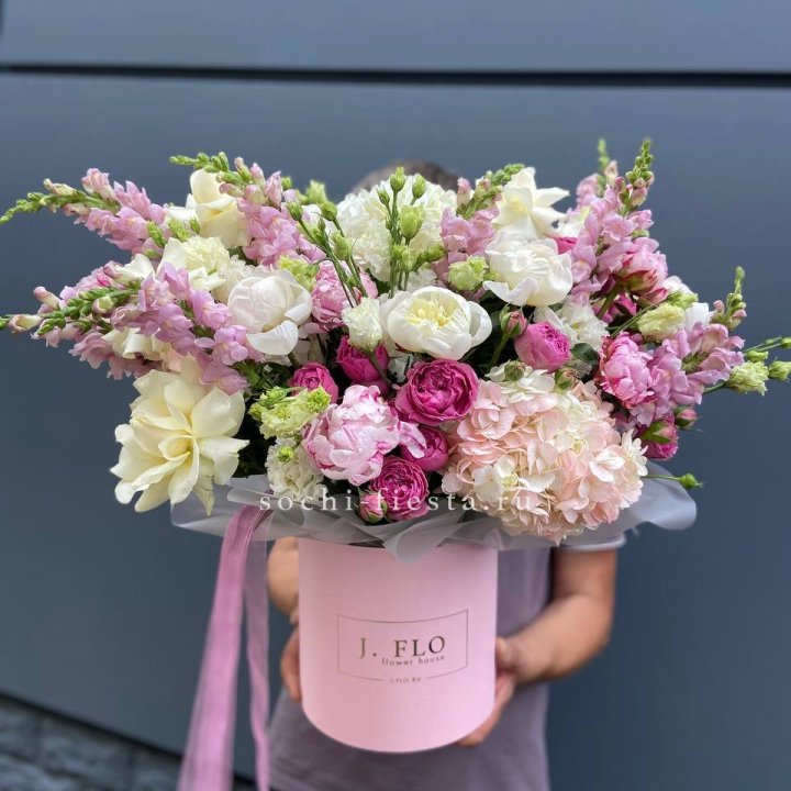 Дизайнерский цилиндр с пионами "Саманта" в Красной Поляне