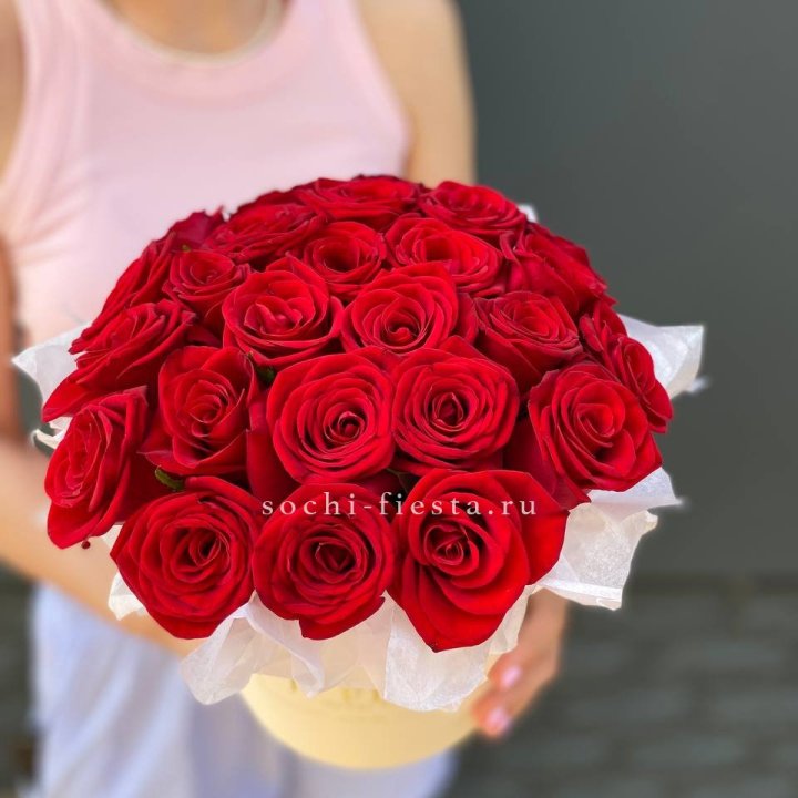 Красные розы в цилиндре в Красной Поляне