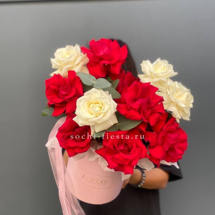 13 Французских роз в боксе в Красной Поляне