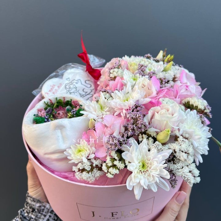 Цветы и свеча в коробке в Красной Поляне