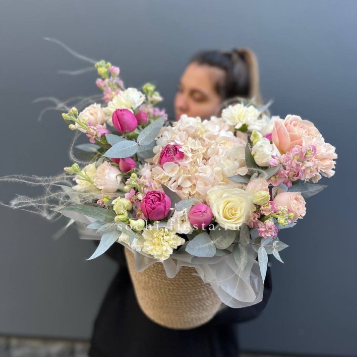 Цветочная композиция в джутовом боксе Alexandra в Красной Поляне