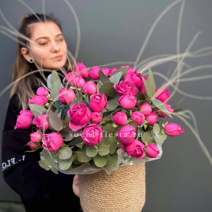 Пионовидные розы Мисти Бабблс в джутовом кашпо в Красной Поляне