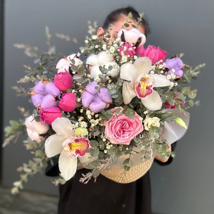 Орхидея и розы в джутовом кашпо в Красной Поляне