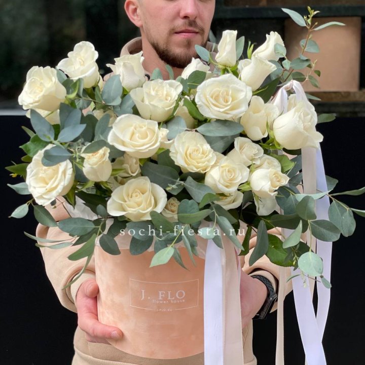 41 белая роз в бархатном боксе в Красной Поляне