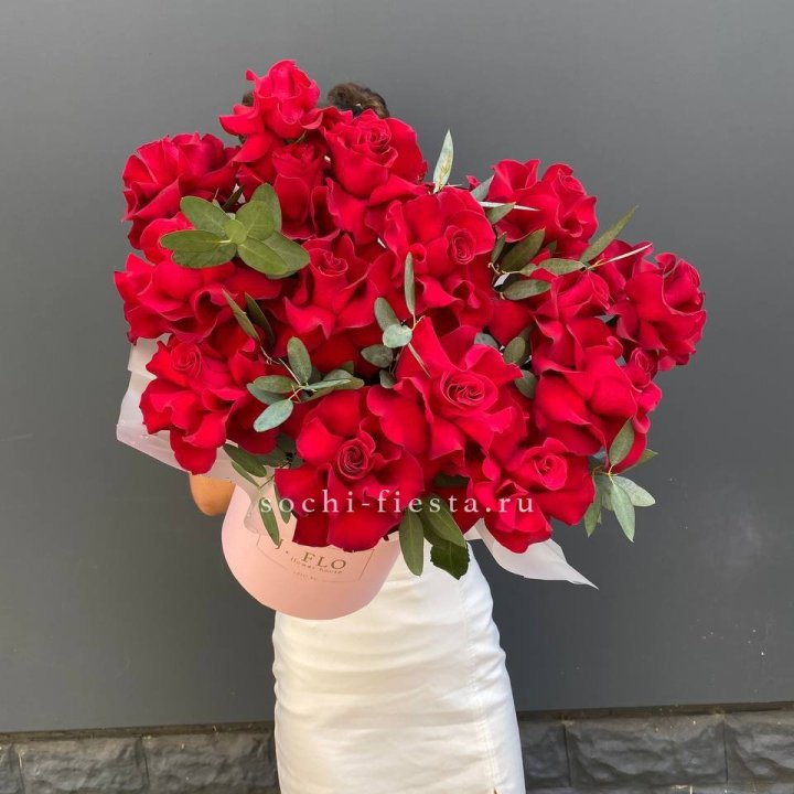 Композиция с красными французскими розами  в Красной Поляне