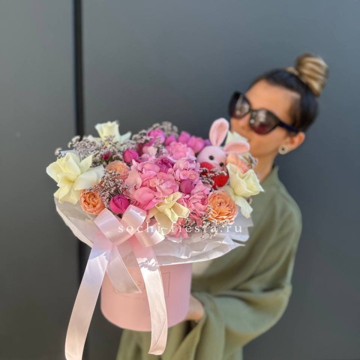 Дизайнерский цилиндр с игрушкой "Lolla" в Красной Поляне