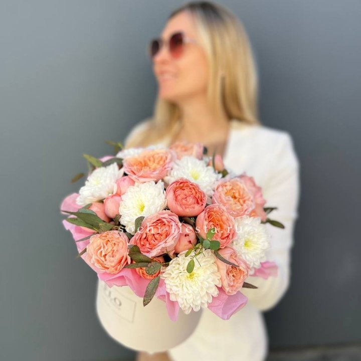 Нежная коробка с цветами в Красной Поляне