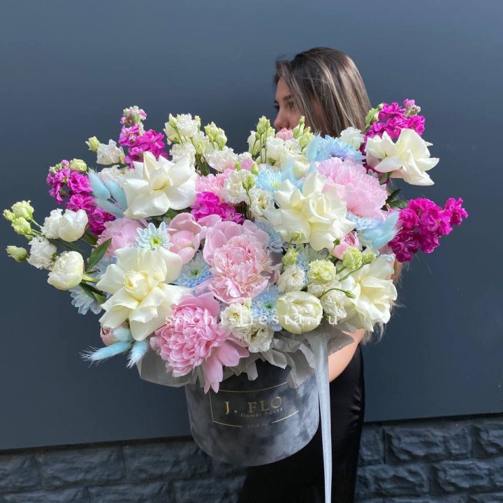 Дизайнерский цилиндр "Heart of the garden" в Красной Поляне