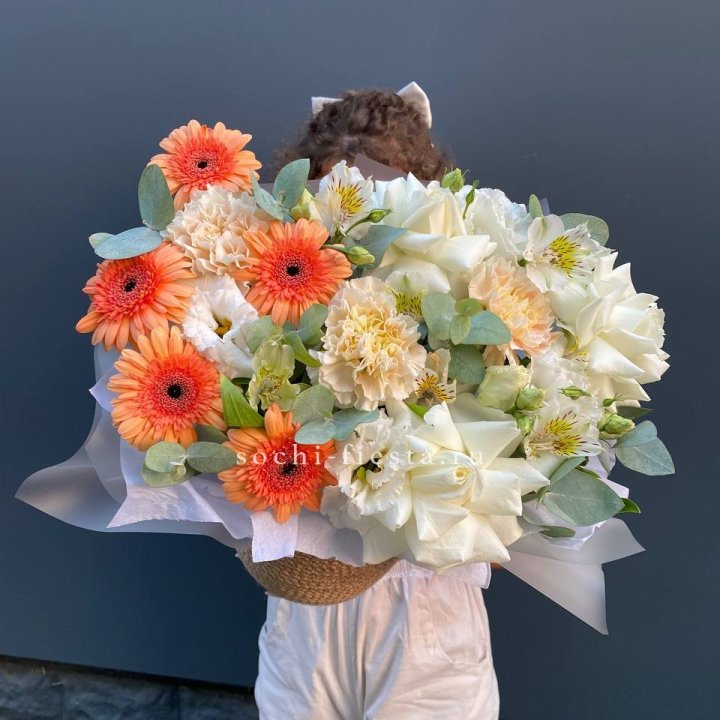 Розы и герберы в джутовом кашпо "Georgino" в Красной Поляне