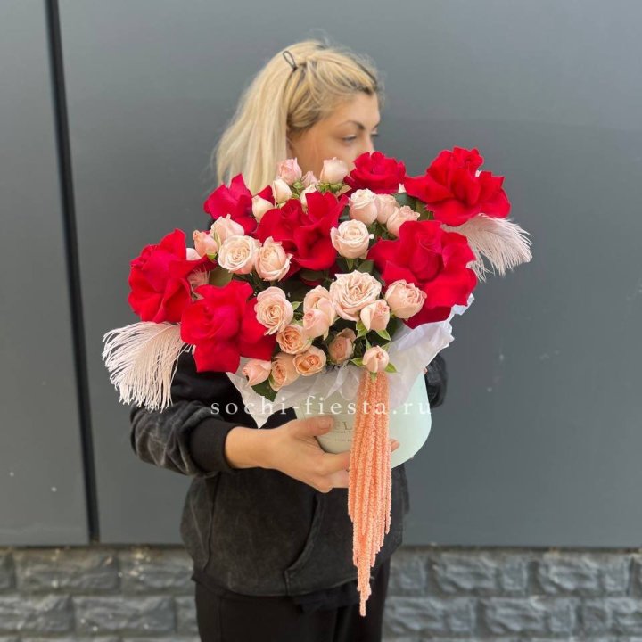 Бокс с нежными розами  в Красной Поляне