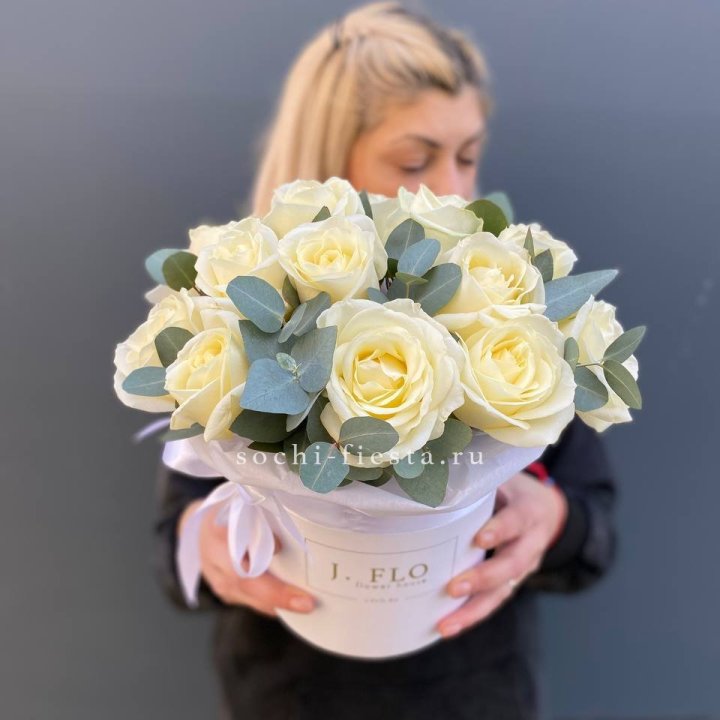 15 белых роз в боксе в Красной Поляне