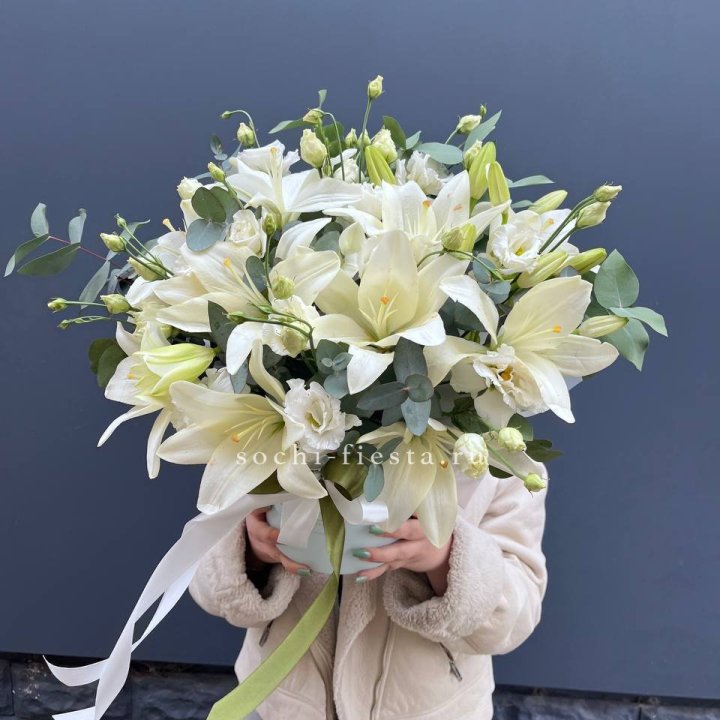 Бокс лилий и эустомы в Красной Поляне