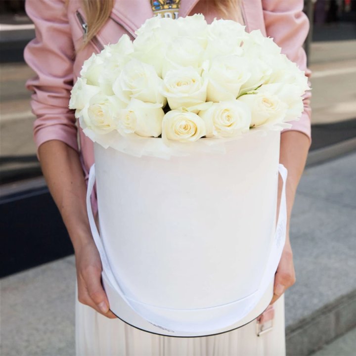 35 белых роз в цилиндре в Красной Поляне