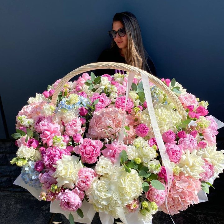 Цветочная корзина из пионов и пионовидных роз "Perfezione" в Красной Поляне