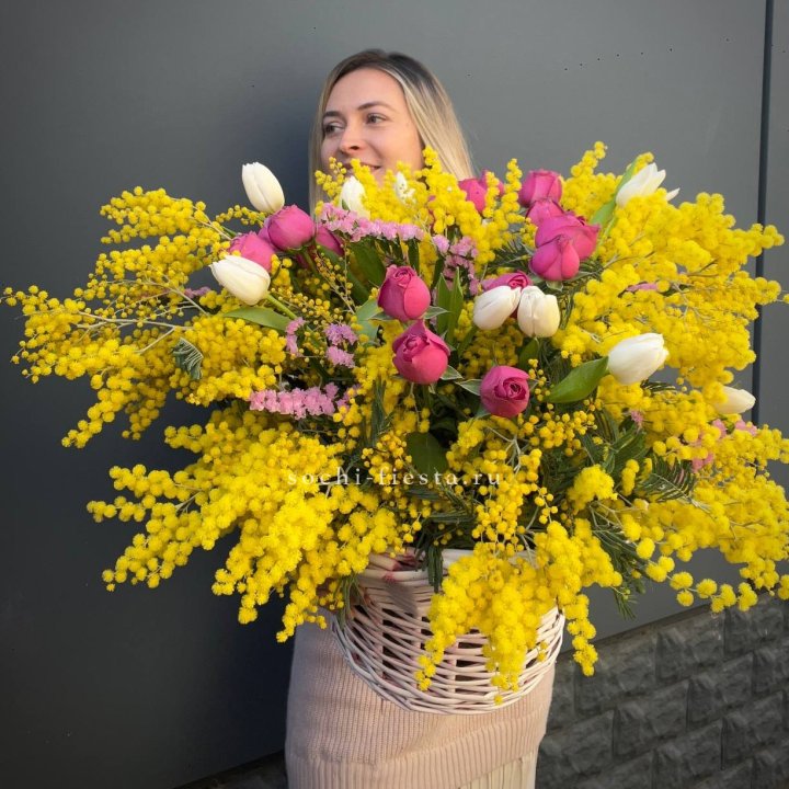Цветочная корзина с мимозой "Спринг" в Красной Поляне