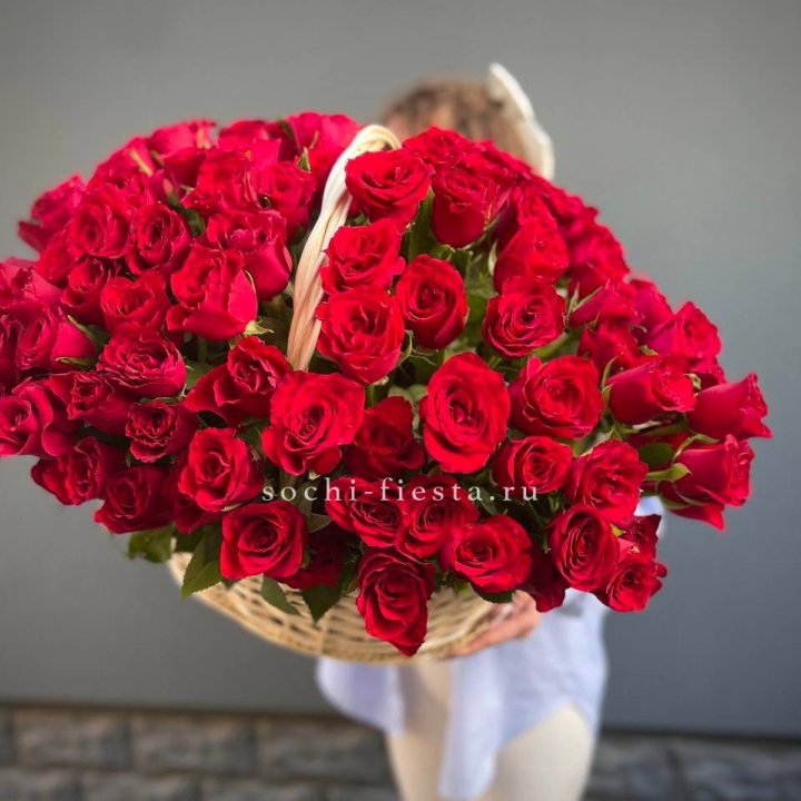 121 красная роза в корзине   в Красной Поляне