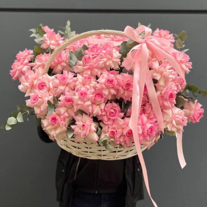 51 розовая роза в корзине в Красной Поляне