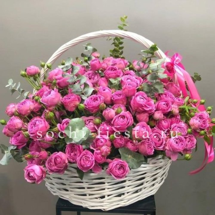 65 пионовидных кустовых роз в корзине в Красной Поляне