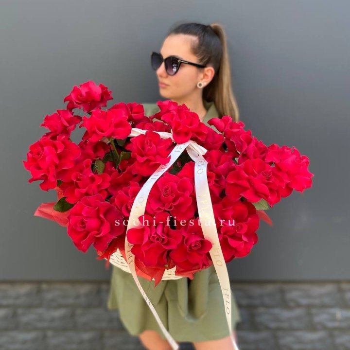 Красные французские розы в корзине в Красной Поляне