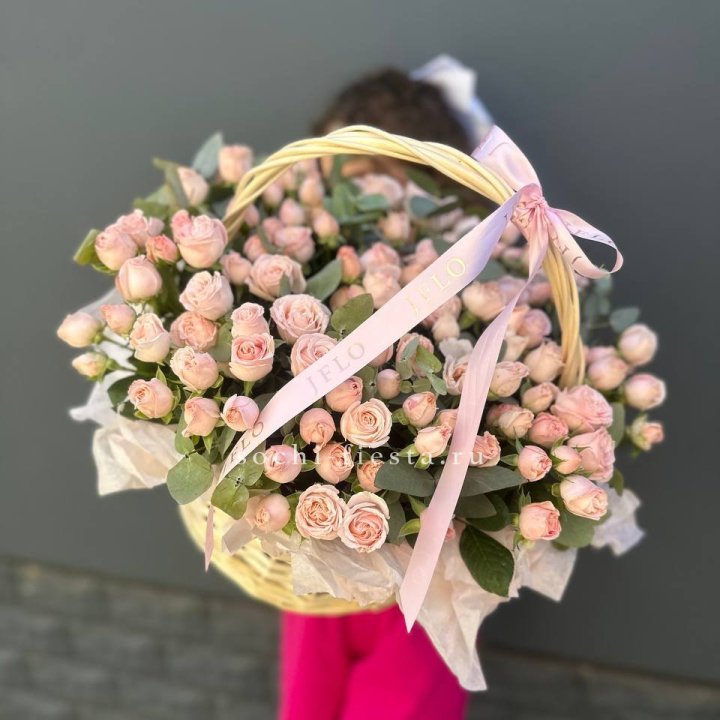 Корзина кустовых пионовидных роз в Красной Поляне