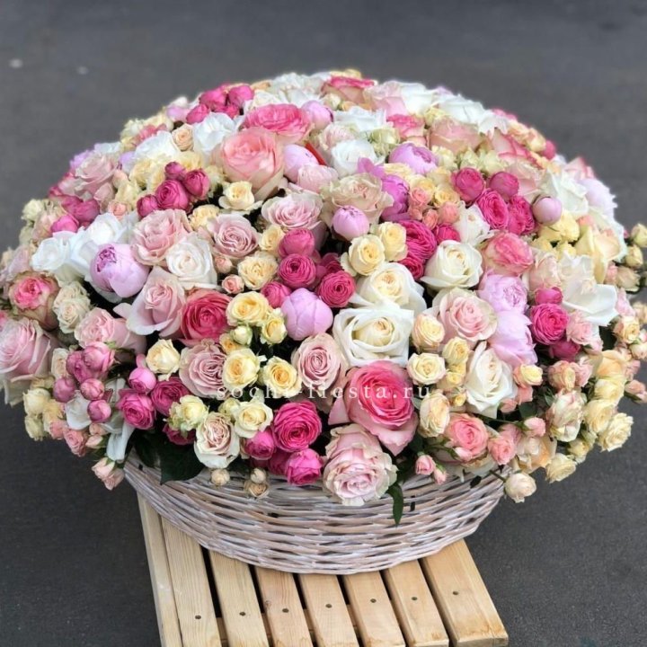 Цветочная корзина из пионов и пионовидных роз "Universe" в Красной Поляне