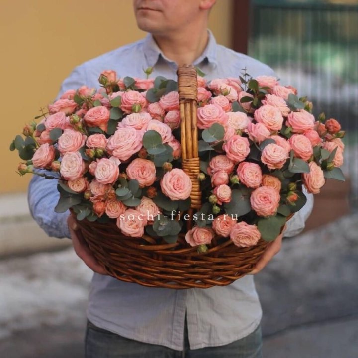 Корзина из 101 пионовидной розы в Красной Поляне