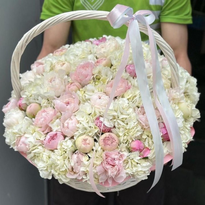 Премиум корзина гортензий и пионов в Красной Поляне