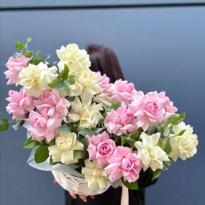 25 Французских роз в корзине в Красной Поляне