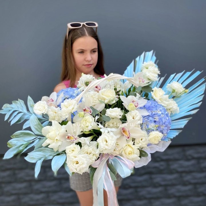 Цветочная корзина Blue Wings в Красной Поляне