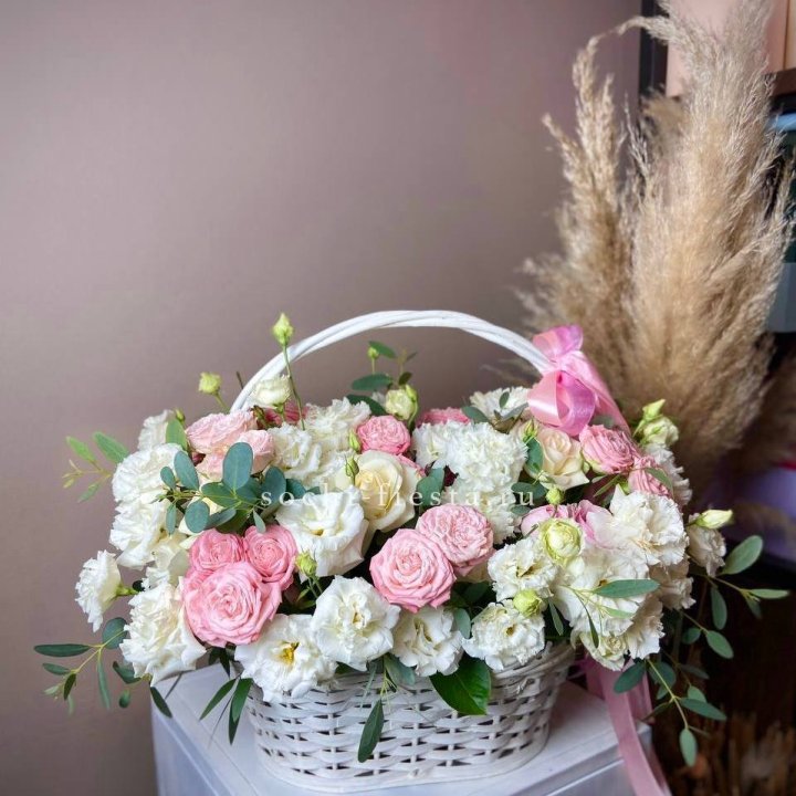 Цветочная корзина "Pinky-White" в Красной Поляне