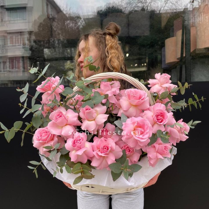 25 роз в Цветочной корзине Sweet Sugar в Красной Поляне