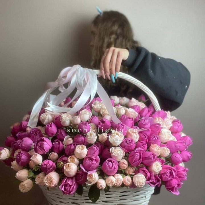 Премиум корзина пионовидных кустовых роз в Красной Поляне