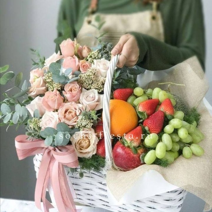 Фруктовая корзина c цветами в Красной Поляне