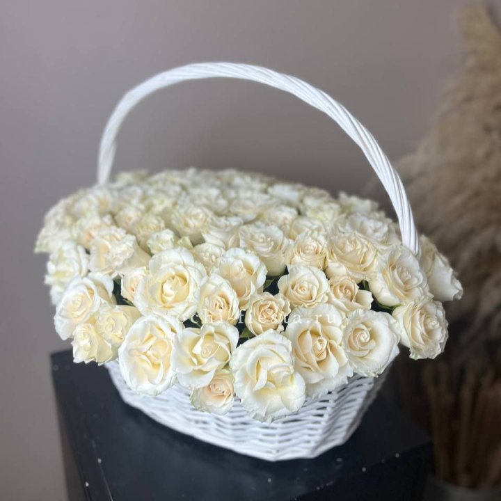 101 белая роза в корзине в Красной Поляне