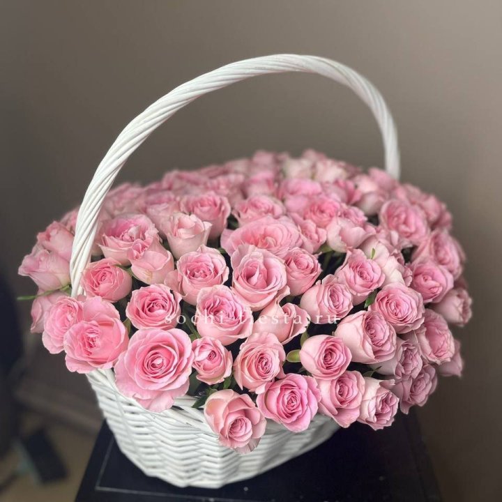 101 розовая роза в корзине в Красной Поляне