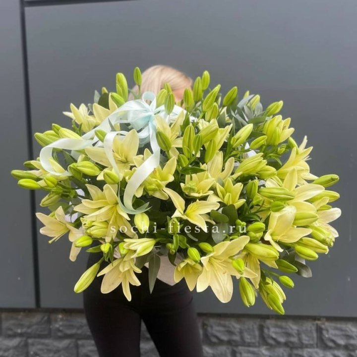 Лилии в корзине в Красной Поляне