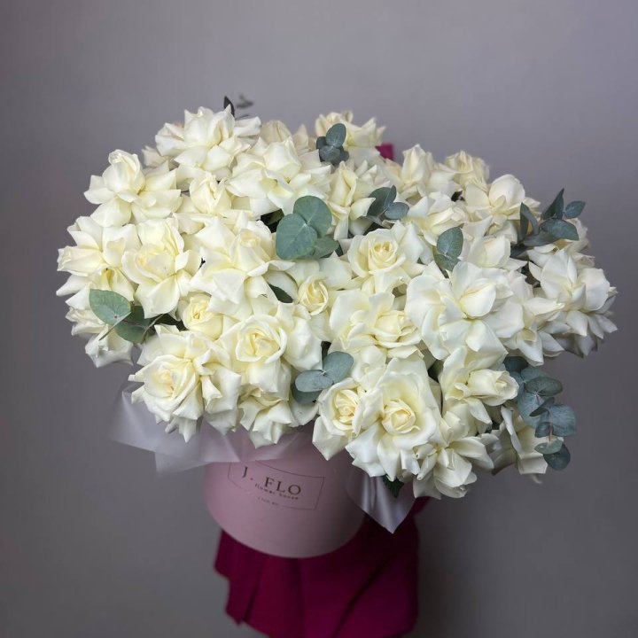 37 белых роз в боксе в Красной Поляне