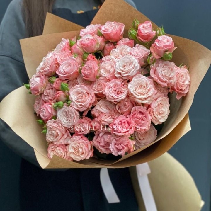 Пионовидные розы Bombastic №2 в Красной Поляне