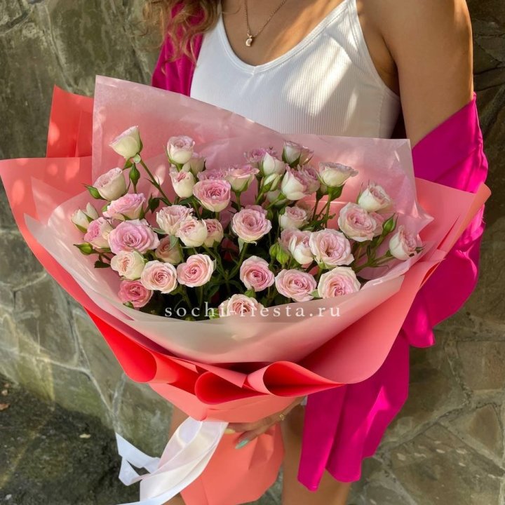 Розовые кустовые розы в Красной Поляне