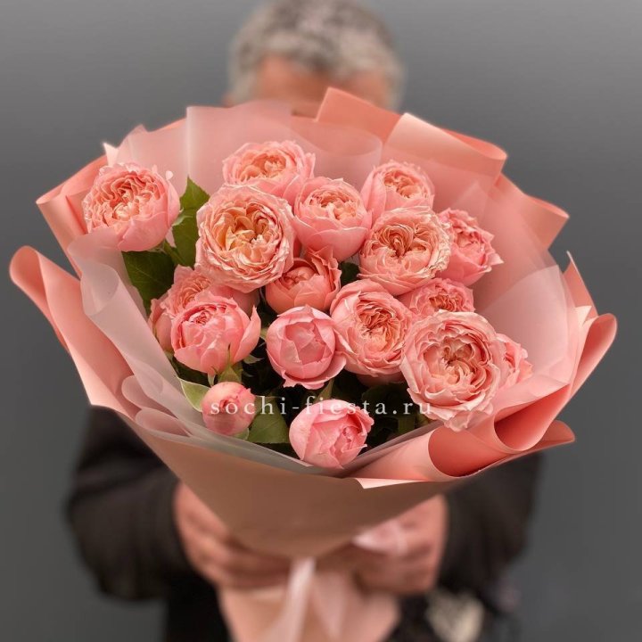 Букет комплимент из кустовых роз Джульетта в Красной Поляне