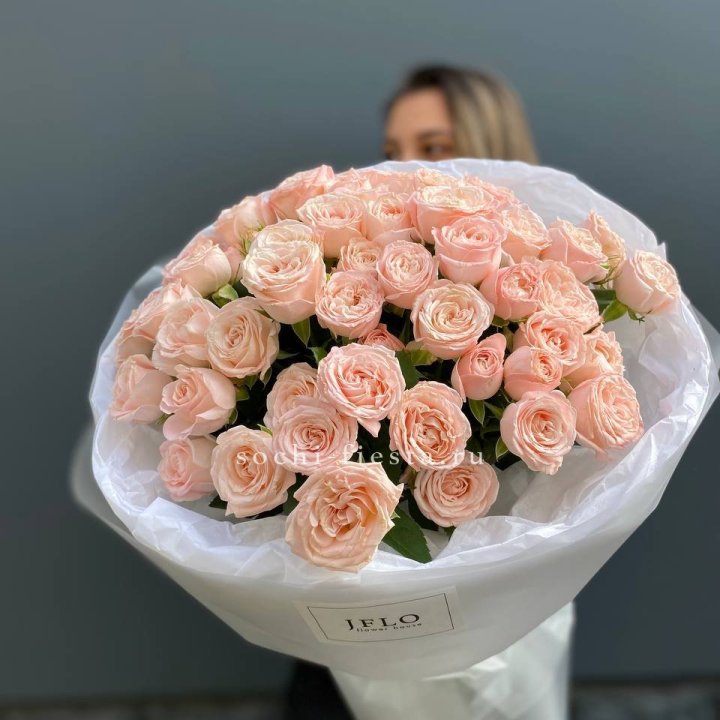 Букет кустовых роз Бомбастик в Красной Поляне