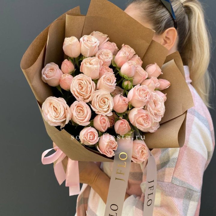 Кустовые розы Бомбастик в крафте в Красной Поляне